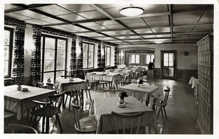 Der Speisesaal. Schön eingedeckt und auch der große grüne Kachelofen ist noch gut erhalten.