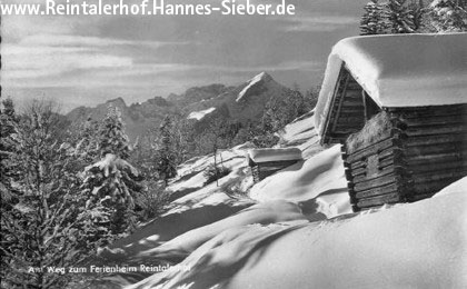 Eine tief verschneite Winterlandschaft, die Sehnsucht weckt.