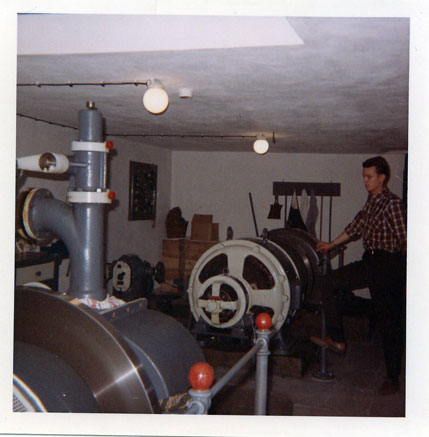 Herr Dieter Schober im Kraftwerk des Reintalerhofs