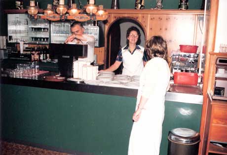 Gleich ist es soweit: Das Essen wird verteilt