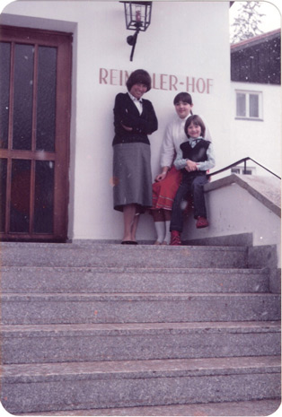 Am Haupteingang des Reintalerhofs