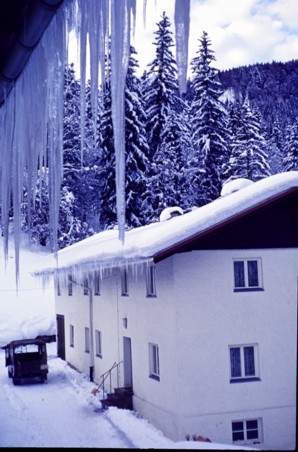 Tiefer Winter im Reintaler Hof. Aber Sepp Winter kommt mit seinem DKW Munga durch.