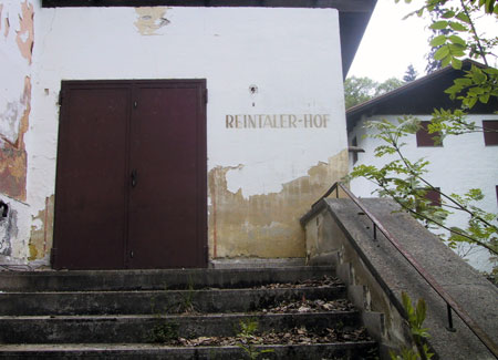 Eingangsbereich des Reintaler Hofs im Herbst 2004