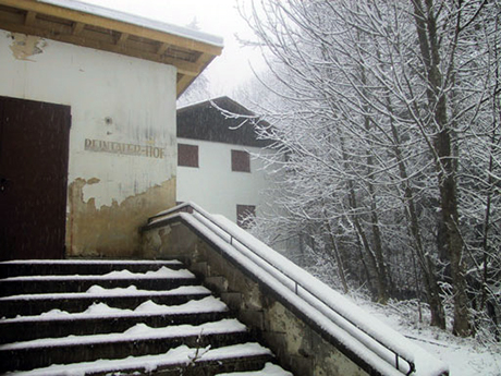 Den Hof schneit es weiter ein